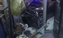 Otomobil markete daldı: 4 yaralı