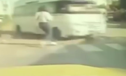 Genç kız ezilmekten son anda kurtuldu