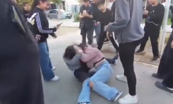 Ortaokullu kızlar birbirine girdi, arkadaşları ayırmak yerine video çekti