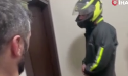 77 yıl hapis cezasıyla aranan firari şahıs, kurye kılığındaki polisin ’Yemek siparişi getirdim’ sözleriyle yakalandı