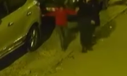 Böyle baba olmaz olsun  Önce arabaya vurdu, sonra yere fırlattı