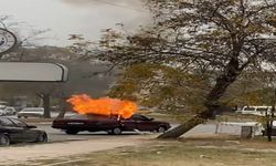 Elazığ’da seyir halindeyken yanan otomobil kullanılamaz hale geldi