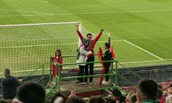 Bursa'daki stadyumda sürpriz evlilik teklifi
