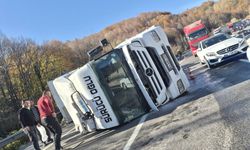 İnegöl'de TIR devrildi... Ekipler seferber oldu