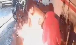 Yangına yanıcı maddeyle müdahale etti! Alevlerin arasında kaldılar