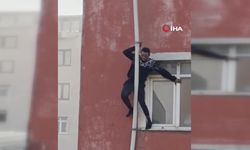 Sultangazi’de yangından kurtulmak için borulara tutunan adamın düştüğü anlar kamerada!