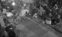 İndirim nöbeti tuttular! Battaniye ile sabahladılar