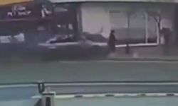 Şişli’de otomobilin yayaların arasına daldığı anlar kamerada