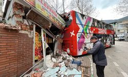 Bursa’da Otobüs Kazası: Otomobil ve Manav Zarar Gördü