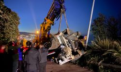 Bursa'daki kaza korkuttu! İş makinesi devrildi...