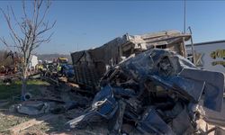 Bariyerlere saplanıp demir yığınına dönen kamyon kabininde can pazarı