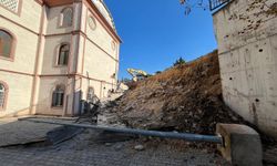 Sabah yürüyüşünde yolun kaydığını farkeden yaşlı kadın 31 öğrencinin hayatını kurtardı