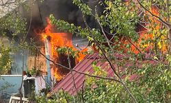 Çakmağı doldururken hem kendini hem de evi yaktı