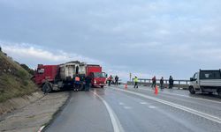 Bursa'da kamyonlar kafa kafaya çarpıştı