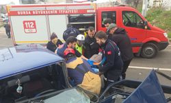 Bursa'da ters Yönden Gelen Kamyonet TOFAŞ ile Çarpıştı