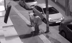 Alkollü kadın, yaşlı adamı öldüresiye dövdü: o anlar kamerada