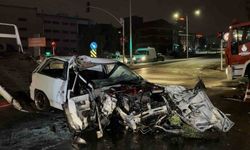 Avcılar’da hatalı dönüş yapan kamyona çarpan otomobil hurdaya döndü: 1 ölü, 1 yaralı