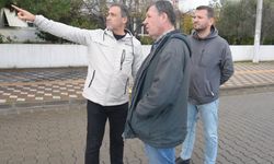 Burhaniye de çöken kanalizasyon borusu yol kapattırdı