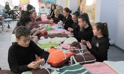 Edirne’de ilmekler iyilik için atılıyor: Çocuklar örüyor, anneler birleştiriyor