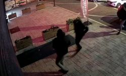 Esenyurt’ta kuyumcu soygunu girişimi kamerada: Hırsızlar alarm çalınca böyle kaçtı