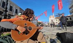 Evrensel dil olan müzikle hem geziyor hem de geçimlerini sağlıyorlar