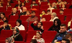 Gebze’de "Renkli Çoraplı Kuzgun" oyunu sahnelendi