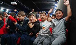 Gezen sinema tırı ve gezici kütüphane depremzede çocukları şenlendirdi