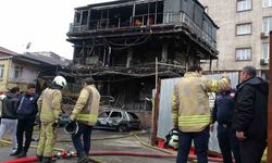 Pendik’te araçtaki yangın çevre binalara sıçradı: 2 araç ve kafe küle döndü