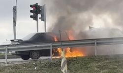 Seyir halindeki otomobil alev topuna döndü