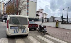 Yayaya yol verirken, arkadan motosiklet çarptı