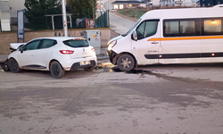 İnegöl güne kazayla uyandı! Otomobil servis minibüsüyle çarpıştı