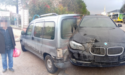 İnegöl'de otomobil hafif ticari araca çarptı: 2 yaralı