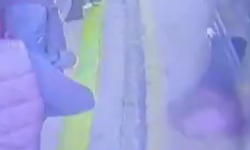 Metrobüs durağında dehşet anı: Bayılan kız metrobüsün önüne düştü