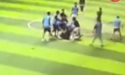 Halı sahadaki tekme tokatlı kavga kameraya yansıdı