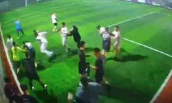 Halı sahada tekme tokatlı kavga kameraya yansıdı