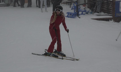 Uludağ'da kar kalınlığı 25 santimetreye ulaştı, pistler günübirlikçilerle doldu taştı