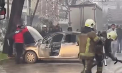 Bursa'da park halindeki midibüste çıkan yangın otomobile sıçradı