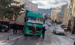 Sürücüsünün kontrolünü kaybettiği tır park halindeki 4 otomobile çarptı