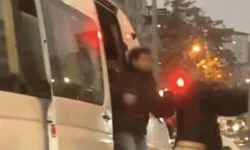 Trafikte Dehşet: Servis Şoförü Kağıt Toplayan Kişiye Yumruk Attı