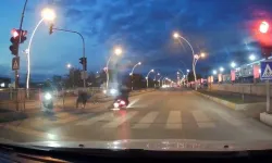 Kırmızı ışık ihlali yapan motosikletli yayaya çarptı, 2 kişi yaralandı