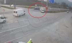 Kırmızı ışıkta bekleyen otomobile arkadan otomobil çarptı: Kaza anı kamerada