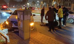 Trafik levhalarına çarptı... Kriz geçirip yere yığıldı