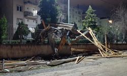 İnegöl’de lodos her şeyi uçurdu: Sitelerin çatıları uçak gibi uçtu