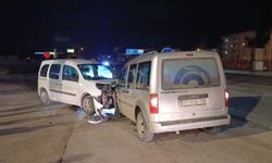 İnegöl'de kafa kafaya çarpıştılar; 1 yaralı