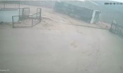 İnegöl'de kamyonun devrildiği anlar kamerada