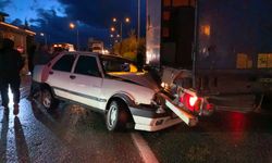 İnegöl'de otomobil TIR'a saplandı
