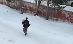 Kars’ta vefa dolu görüntü: Hasta annesini kucağında taşıdı