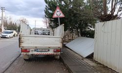 İnegöl'de lodos yıktı! Araçlar zarar gördü