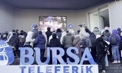 Teleferik kuyrukları metrelerce uzadı! Uludağ'a gitmek için saatlerce sıra beklediler