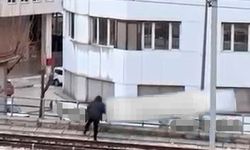 Bursa'da rüzgarın kopardığı tabela metro hattına düştü